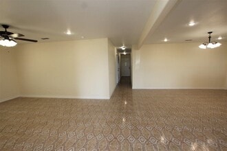 4605 S Zapata Hwy in Laredo, TX - Building Photo - Building Photo
