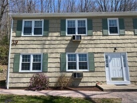 16 Pilgrim Trail in Woodbury, CT - Building Photo