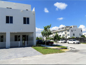 6401 NW 103rd Pl in Doral, FL - Building Photo - Building Photo