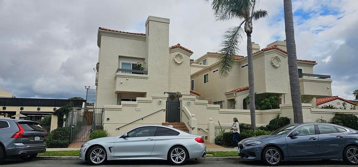 7561 LA JOLLA Blvd in La Jolla, CA - Building Photo
