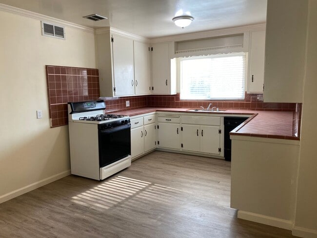 1130 Delaware Ave in Los Banos, CA - Building Photo - Building Photo