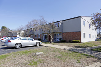 Willow Oaks Apartments in Pekin, IL - Building Photo - Building Photo