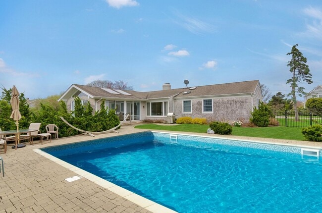 property at 62 Bayfield Ln
