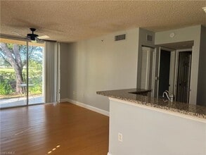 1170 Wildwood Lakes Blvd in Naples, FL - Foto de edificio - Building Photo