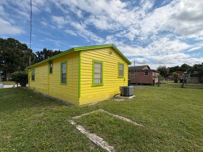 713 N 19th St in Fort Pierce, FL - Building Photo - Building Photo
