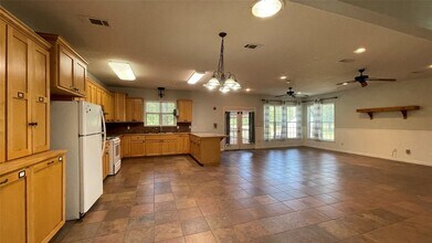 68 Lowery Ln in Huntsville, TX - Foto de edificio - Building Photo