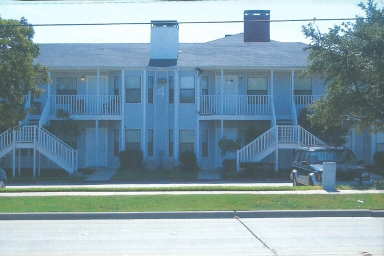 Village on the Creek Condominiums in Bryan, TX - Foto de edificio