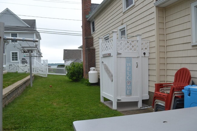 110 Columbus Ave in East Lyme, CT - Building Photo - Building Photo