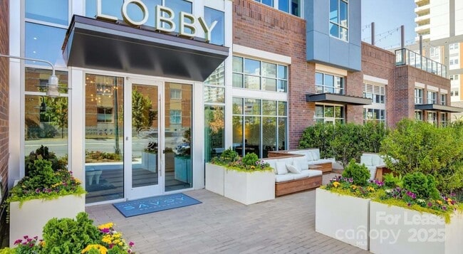 650 E Brooklyn Vlg Ave, Unit B1 in Charlotte, NC - Building Photo - Building Photo