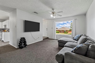 12714 Hilltop Dr in Balch Springs, TX - Foto de edificio - Building Photo