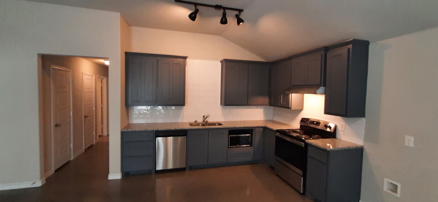 106 Lollipop in Weatherford, TX - Building Photo