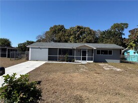 403 Cactus Cir in Lehigh Acres, FL - Building Photo
