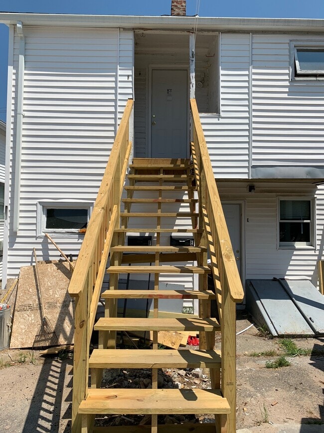 50 Pierce St, Unit Apt. C in Westerly, RI - Building Photo - Building Photo