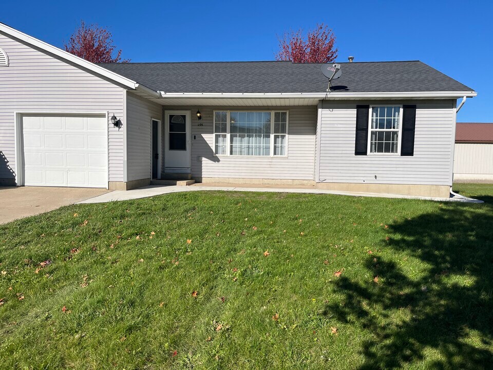 1195 Cranberry Ct in Holland, MI - Building Photo