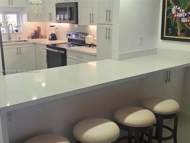 9720 S Hollybrook Lake Dr in Pembroke Pines, FL - Building Photo - Building Photo