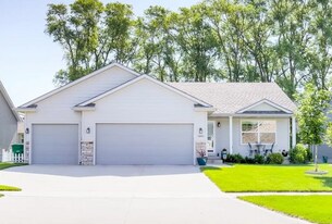 5805 Pine Ct in Johnston, IA - Building Photo