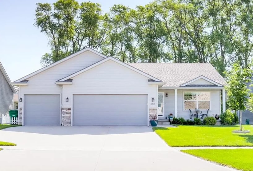 5805 Pine Ct in Johnston, IA - Building Photo
