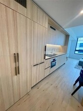 225 N Miami Ave, Unit 3104 in Miami, FL - Foto de edificio - Building Photo