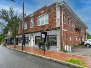 Antonio Cardi Building in Cranston, RI - Foto de edificio - Building Photo