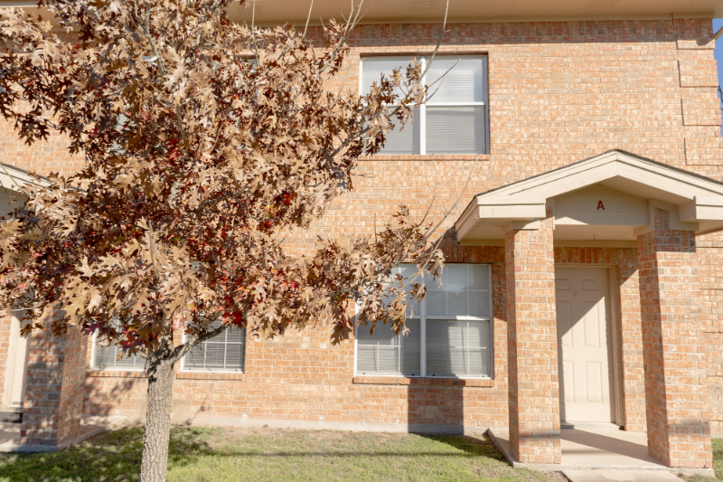 300 Veterans Dr in Kyle, TX - Building Photo