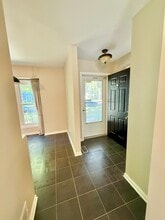 924 Britta Ln in Geneva, IL - Foto de edificio - Building Photo