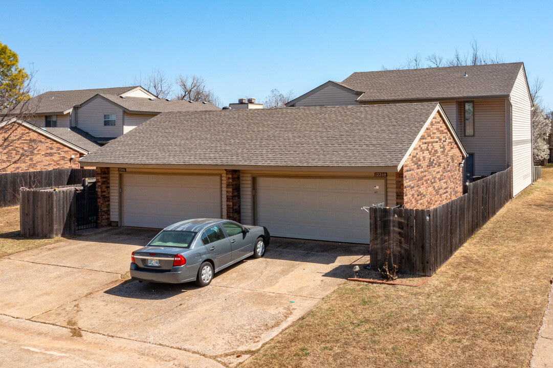 12216 Greenlea Chase W in Oklahoma City, OK - Building Photo