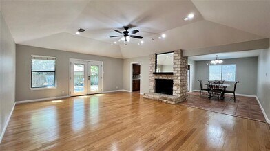 5837 Secrest Dr in Austin, TX - Foto de edificio - Building Photo