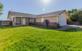 1632 Whistling Dr in Redding, CA - Building Photo