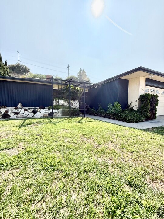 1220 Crest Vista Dr in Monterey Park, CA - Foto de edificio