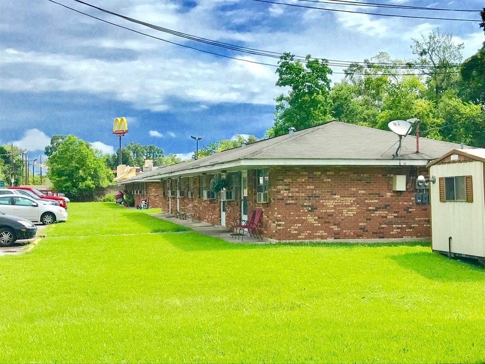 141 Colonial Ln in Luling, LA - Building Photo