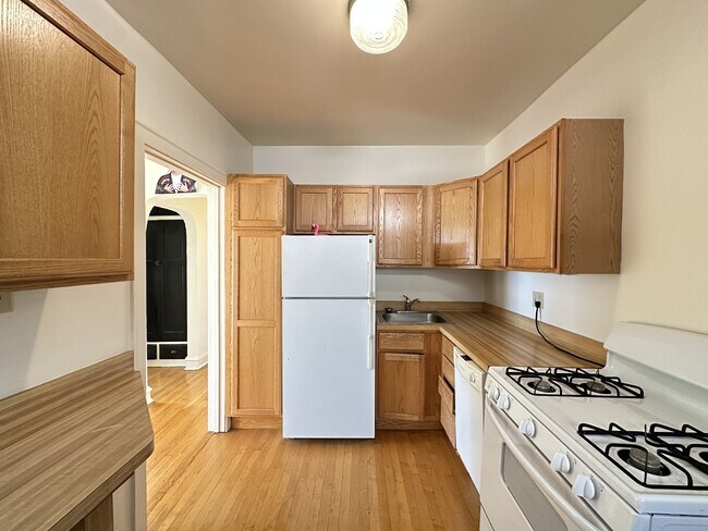 4301 N Francisco Ave, Unit M02H in Chicago, IL - Building Photo - Building Photo