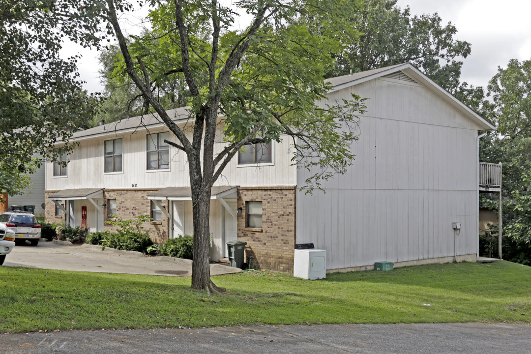 2433 N Brophy Ave in Fayetteville, AR - Building Photo