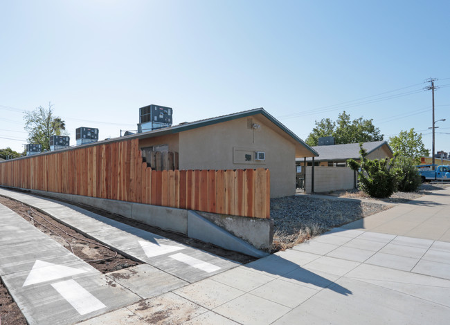 981 Pollasky Ave in Clovis, CA - Building Photo - Building Photo