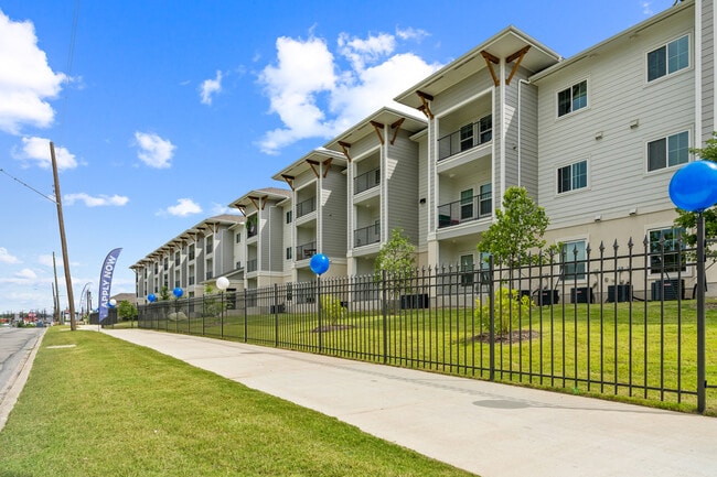 Vistas at Thousand Oaks in San Antonio, TX - Building Photo - Building Photo
