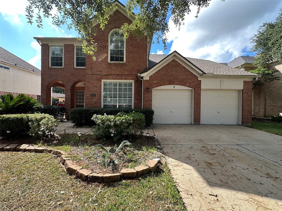 16207 Waiting Spring Cir in Houston, TX - Building Photo
