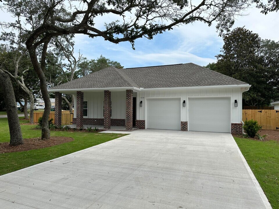 610 5th St in Destin, FL - Building Photo