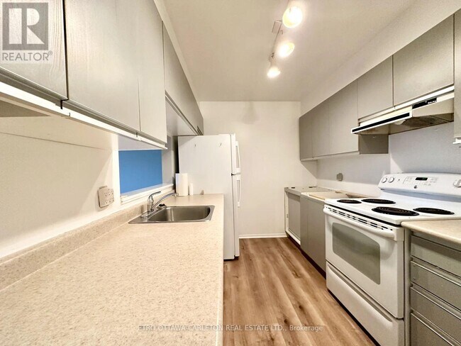 280 Brittany Dr in Ottawa, ON - Building Photo - Building Photo