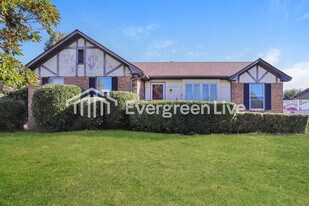 1404 Larchmont Dr in Greensboro, NC - Building Photo