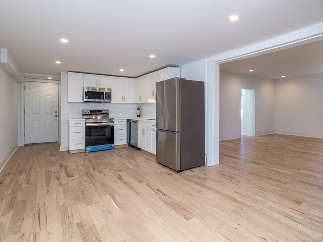 523 Danbury Rd in Wilton, CT - Building Photo - Building Photo
