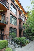 2335 NW Raleigh St in Portland, OR - Building Photo - Building Photo