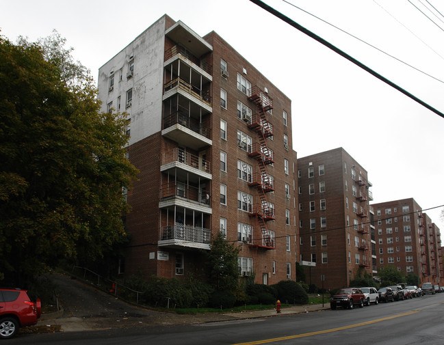 200 Valentine Ln in Yonkers, NY - Foto de edificio - Building Photo