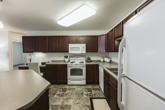 Silver Lake & Highland at Lakewood Apartments in Mandan, ND - Foto de edificio - Building Photo