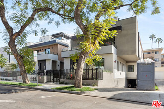 652 Huntley Dr in West Hollywood, CA - Building Photo - Building Photo