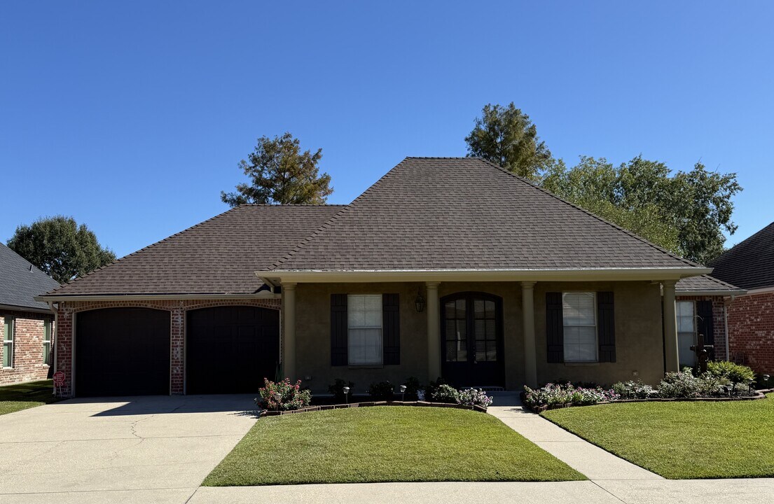 103 Lakeshore Dr in Youngsville, LA - Building Photo