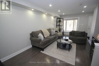 2504 Postmaster Dr in Oakville, ON - Building Photo - Building Photo