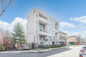 Sutton Meadows in Fresh Meadows, NY - Building Photo - Primary Photo