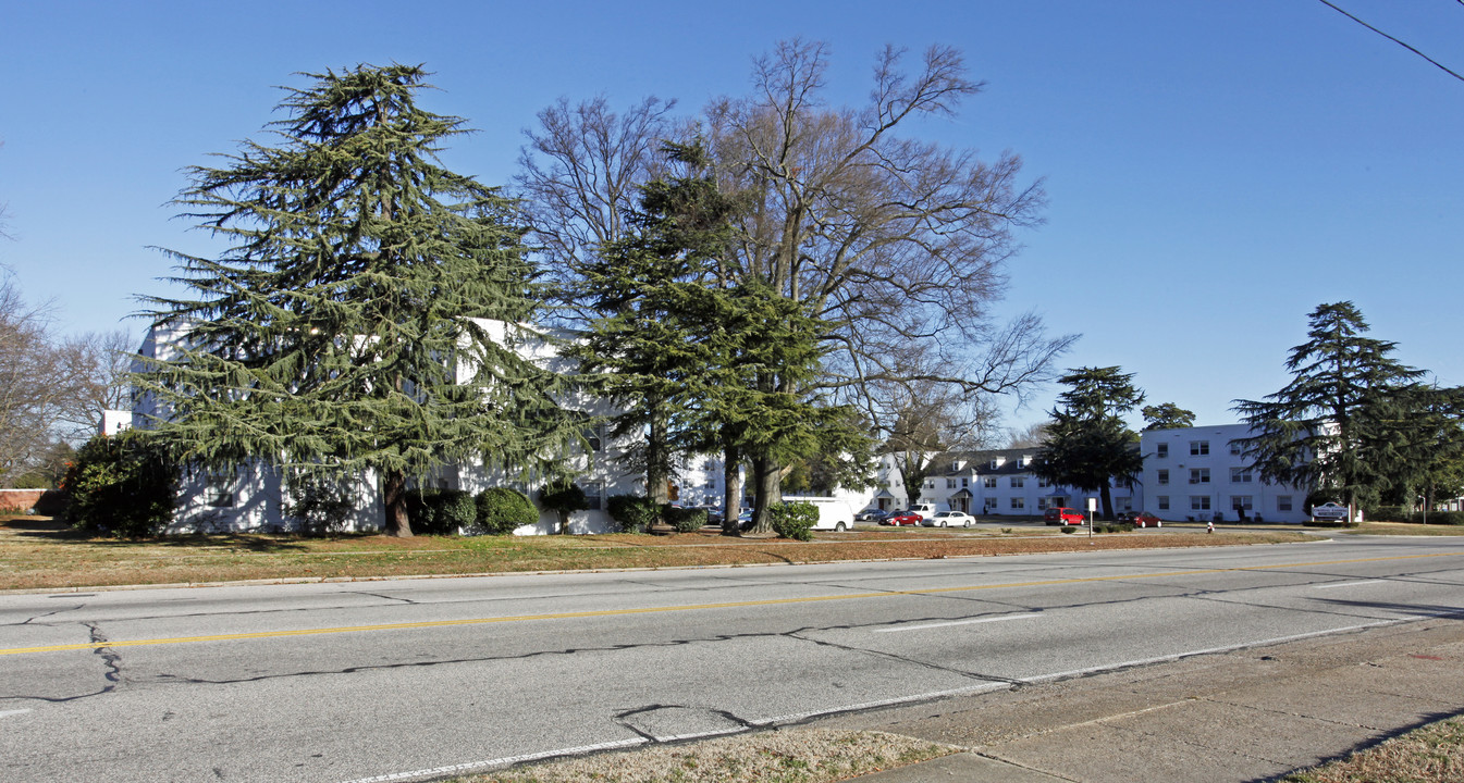 Colonial Landing Apartments in Hampton, VA - Foto de edificio