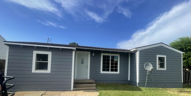 property at 1003 W 2nd St