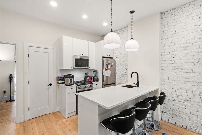 309 Saratoga St, Unit #1 in Boston, MA - Building Photo - Building Photo