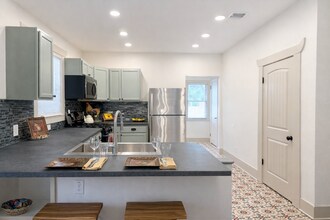 843 Rigsby Ave in San Antonio, TX - Foto de edificio - Building Photo